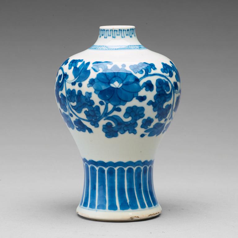 VAS, porslin. Qingdynastin, Kangxi (1662-1722).