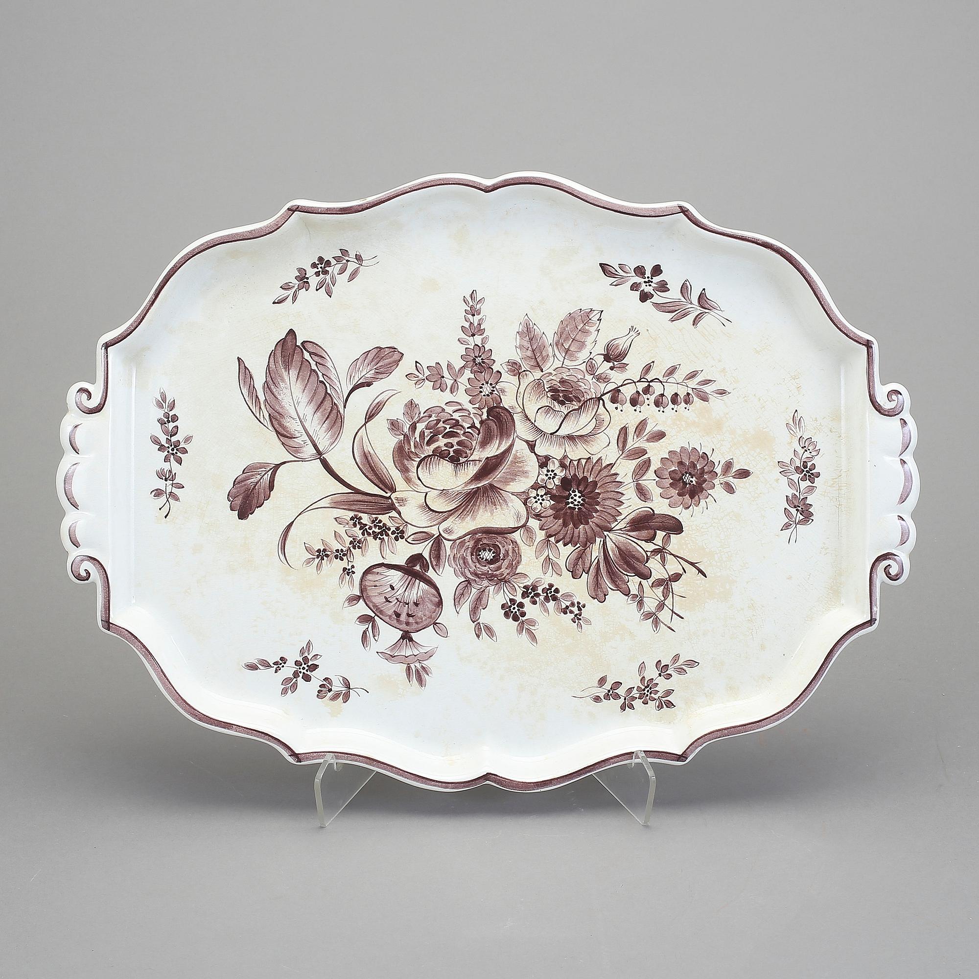 BRICKA, flintgods, Arthur Percy, Gefle Porslinsfabrik. Eugen Trosts målarsignatur och datering 1947.