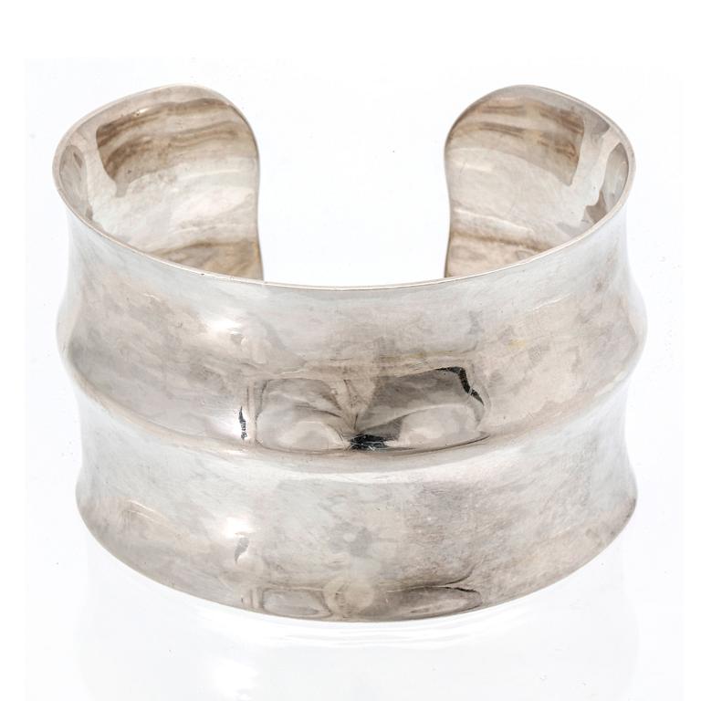 1 armring och 3 ringar, silver, ametist, aventurin och röd sten.