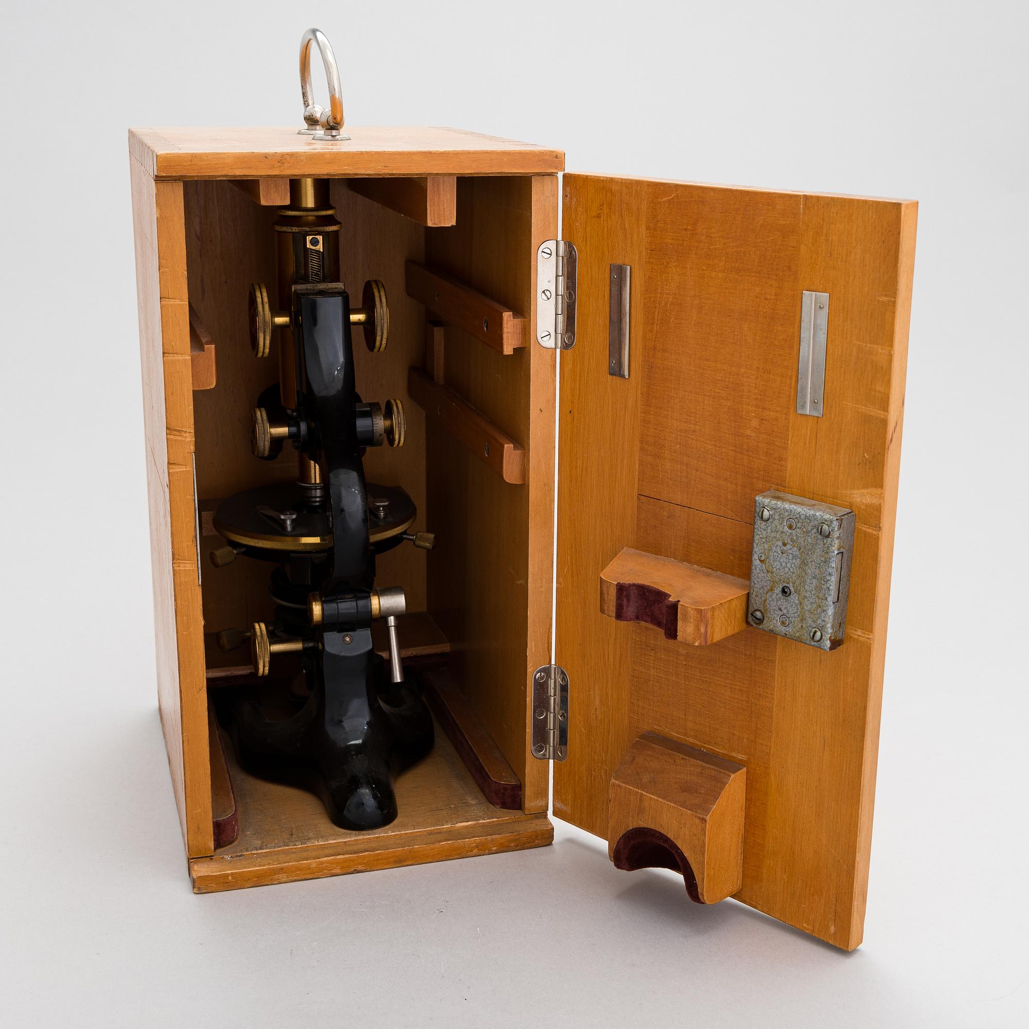 Ernst Leitz Wetzlar, A microscope with a box.