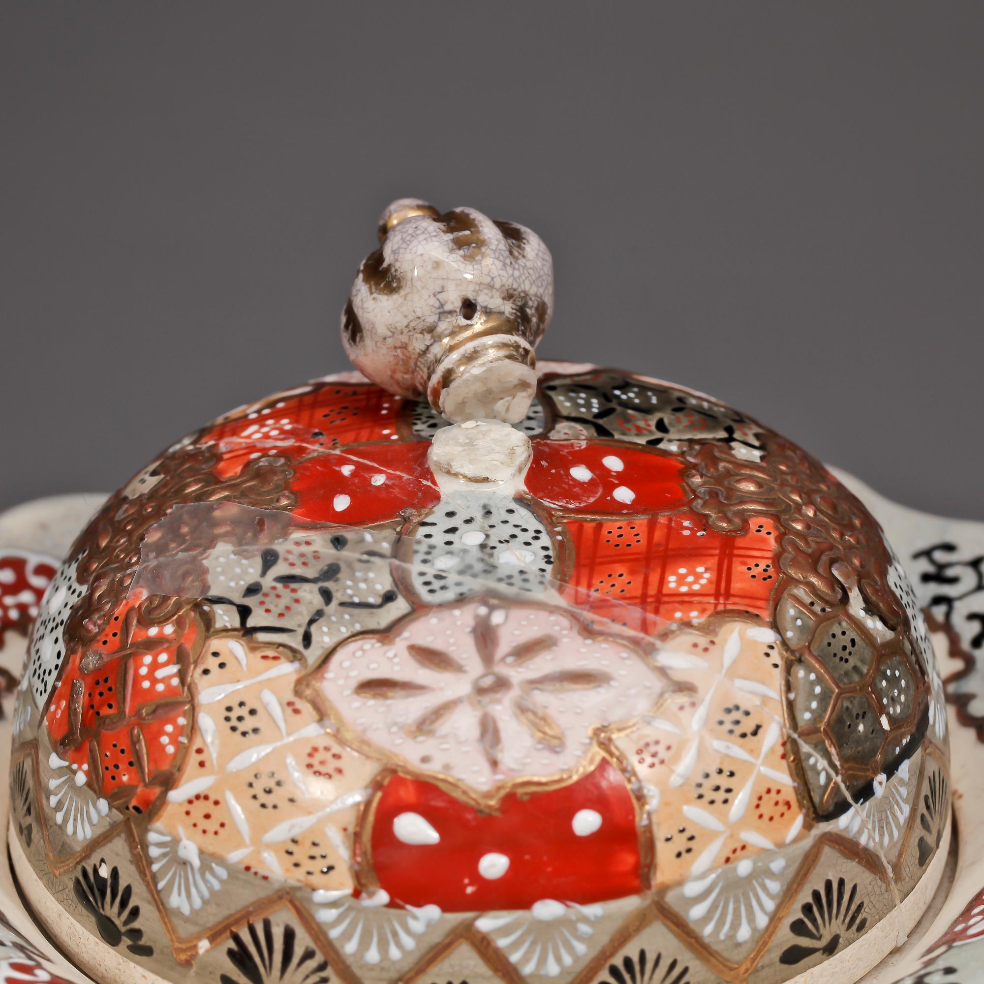 URNA MED LOCK, flintgods. Satsuma, Japan, 1900-talets början.