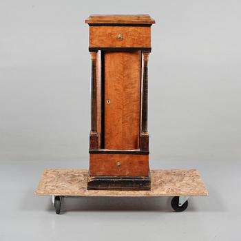 KOLONNSKÅP, Karl Johan, 1800-talets första hälft.