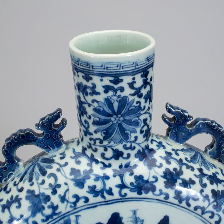 A blue and white moon flask, Qing dynasty, 19th century.