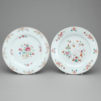 TALLRIKAR, 2 st, porslin, Kina, Qianlong (1736-95).
