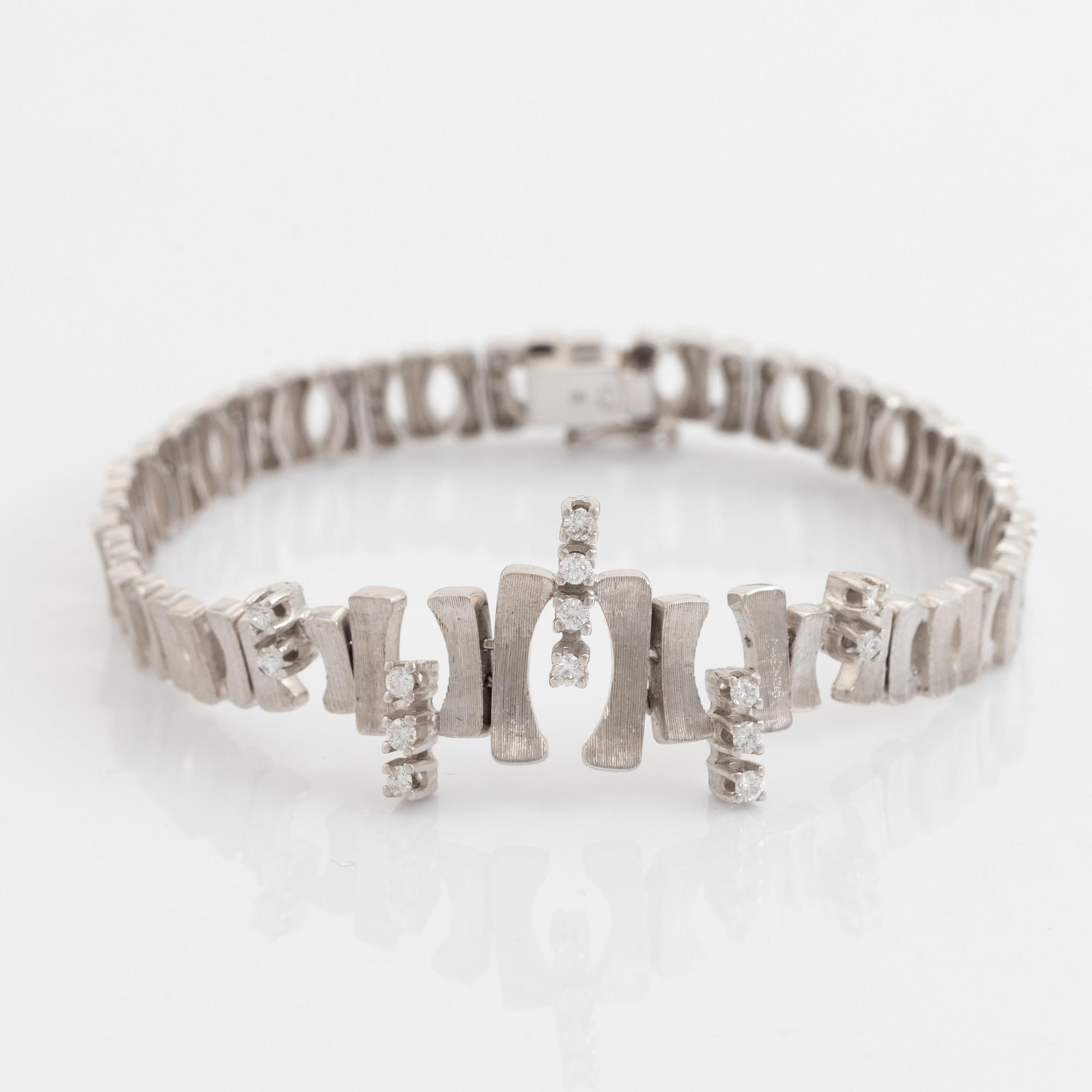 18K white gold and brilliant cut diamond bracelet.