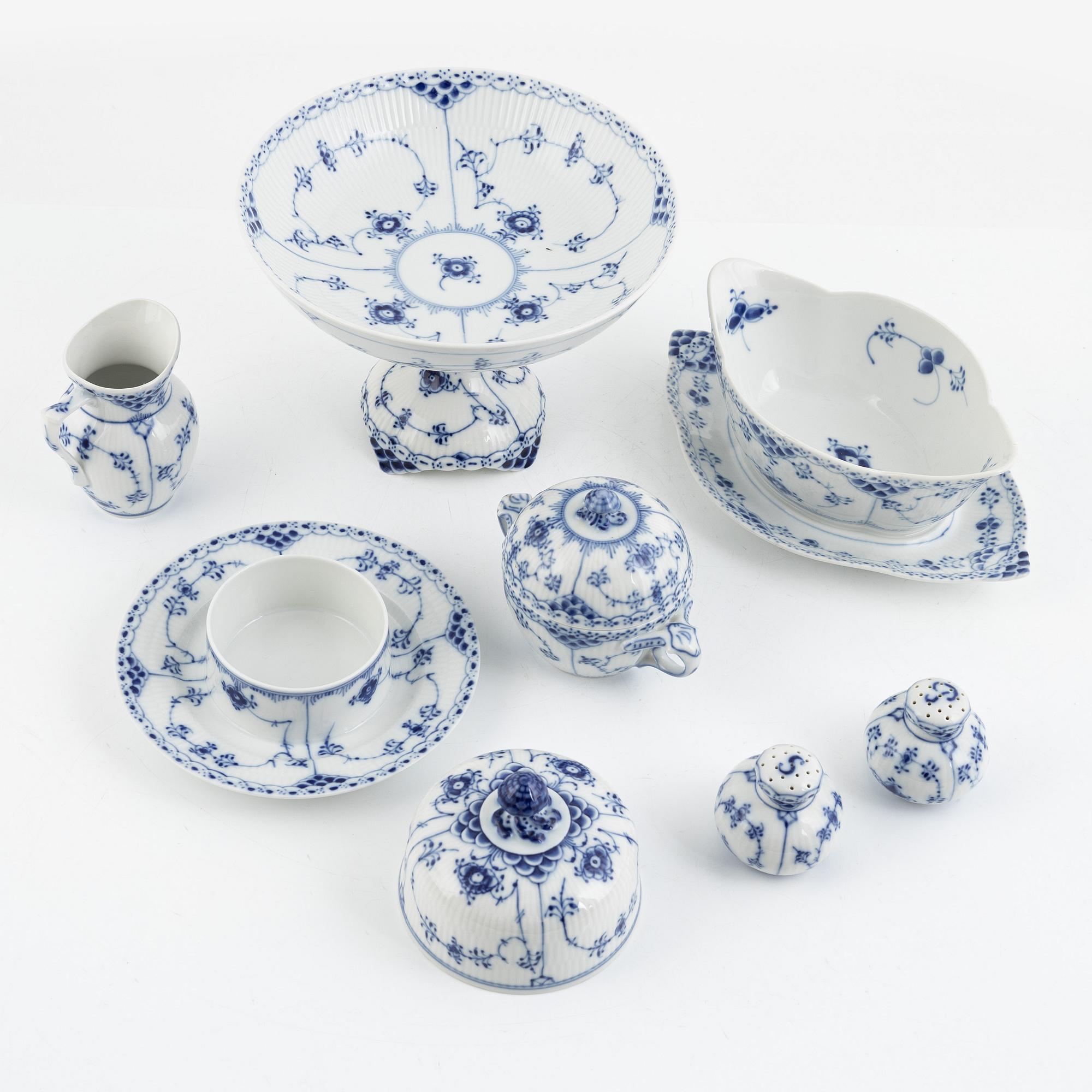 Mat- och kaffeservis, 76 delar, porslin, "Musselmalet", Royal Copenhagen, Danmark.