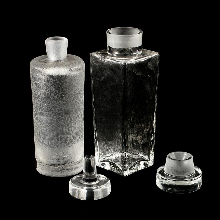 KARAFFER, 2 st samt SNAPSGLAS, 9 st, Göran Wärff, Pukeberg, respektive Elis Bergh, Kosta, 1900-tal.