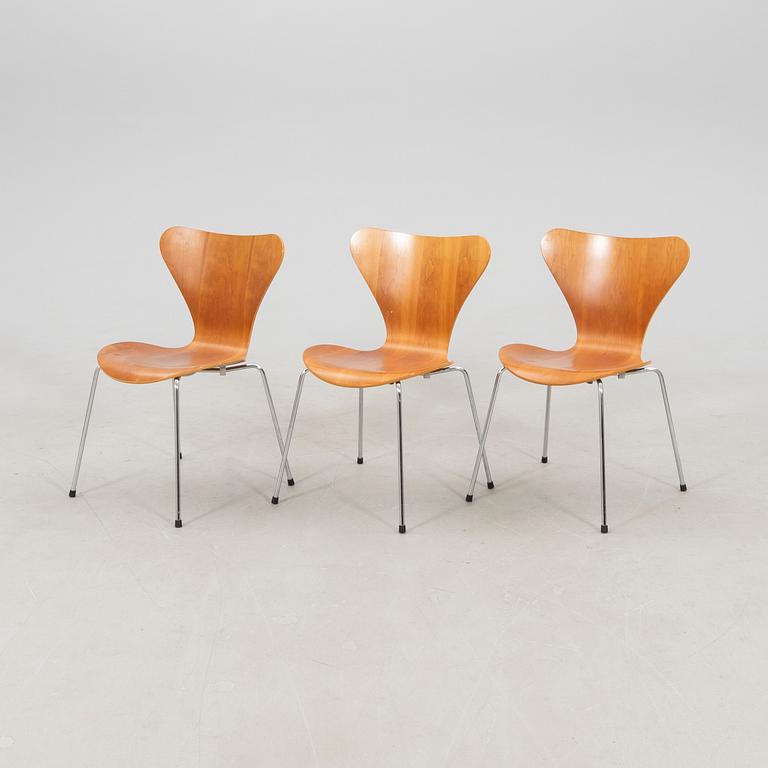 Arne Jacobsen, six "Series 7" chairs for Fritz Hansen, 1999.