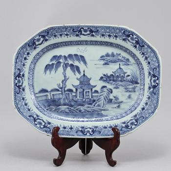 STEKFAT, porslin, Kina, 1700-talets andra hälft.