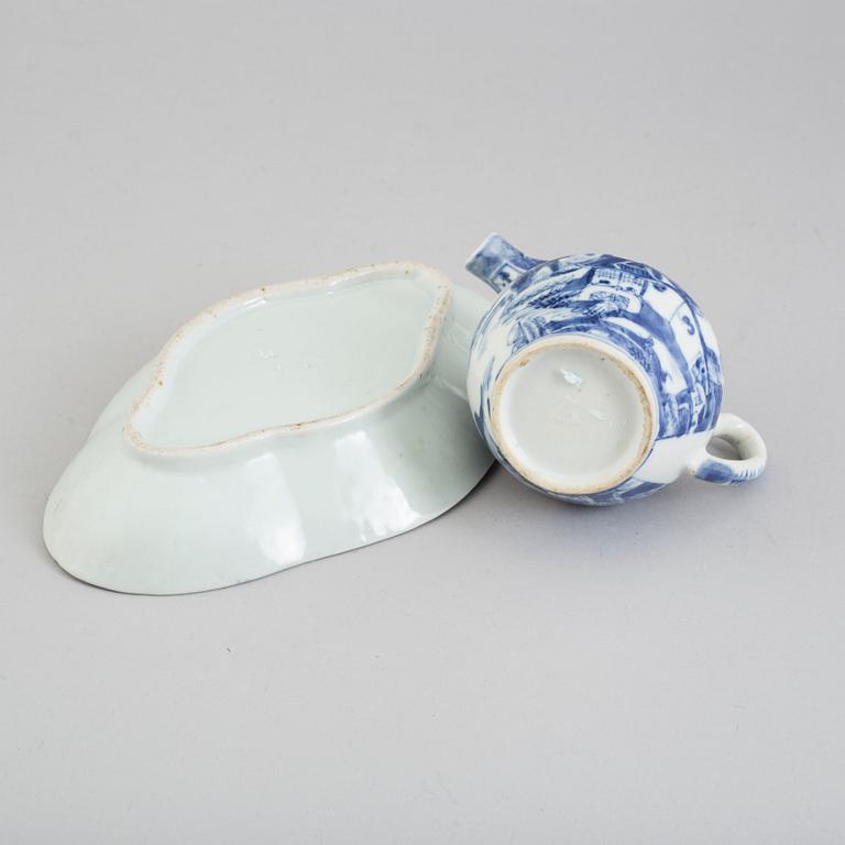 A blue and white ewer and a dish, Qing dynasty, Jiaqing (1796-1820).