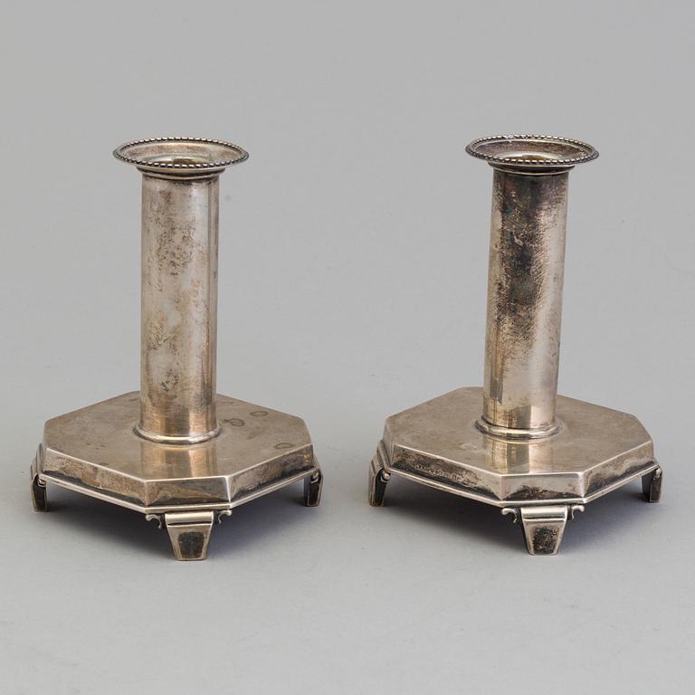 A pair of silver candlesticks, David Andersen & Comp AB, Stockholm 1939. Weight 365 grams.