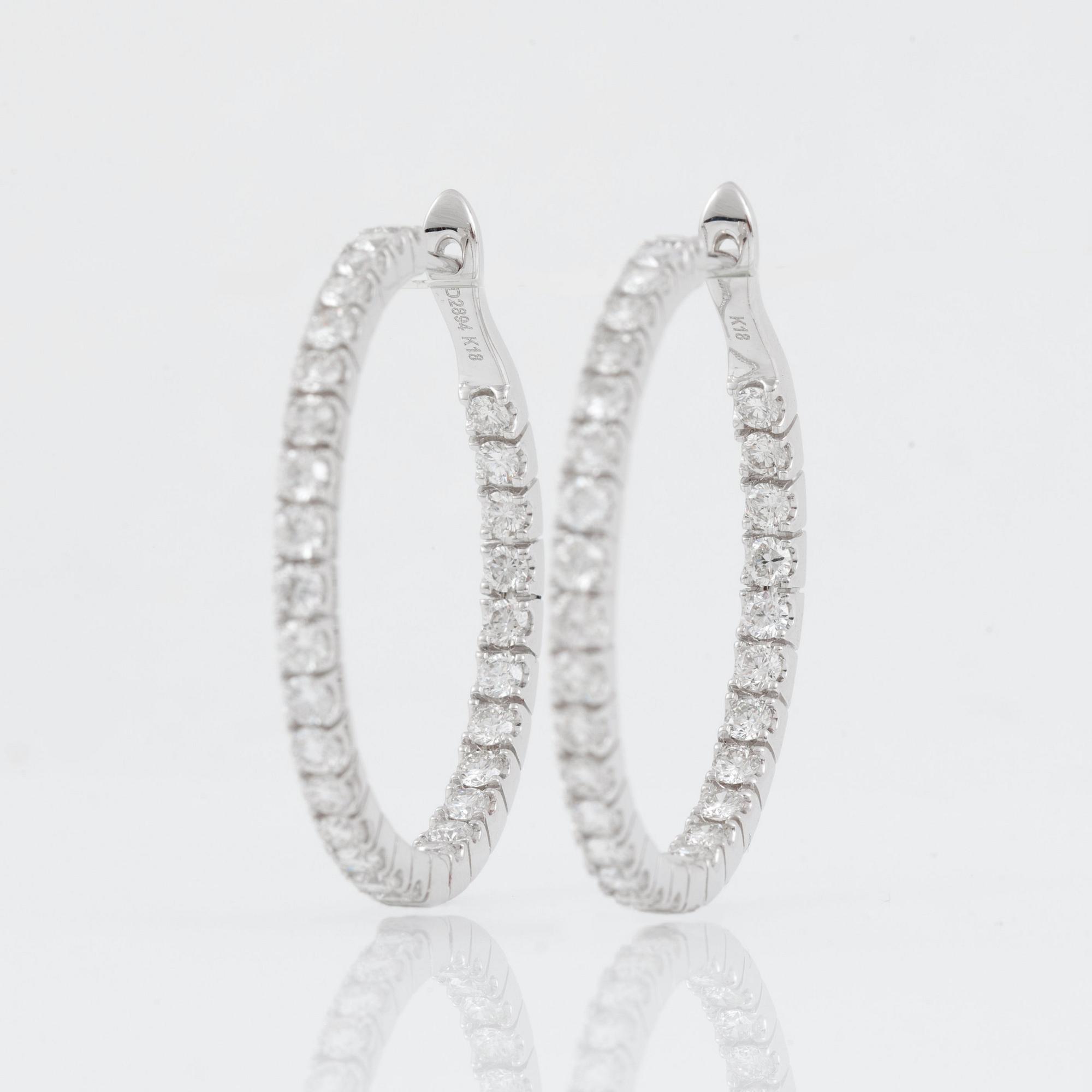 ÖRHÄNGEN med briljantslipade diamanter, 2.89 ct enligt gravyr.