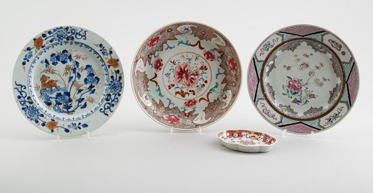 TALLRIKAR, 3 st och NÅLFAT, porslin, Kina, 1700-/1800-tal.