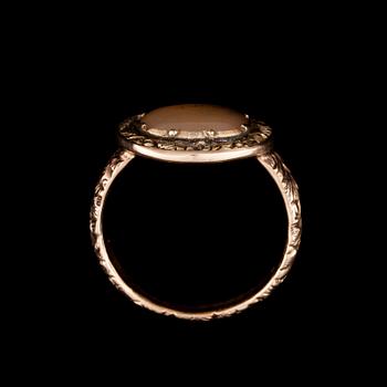 RING, 9K guld, kalcedon, troligtvis England. Vikt ca 5,3 g.