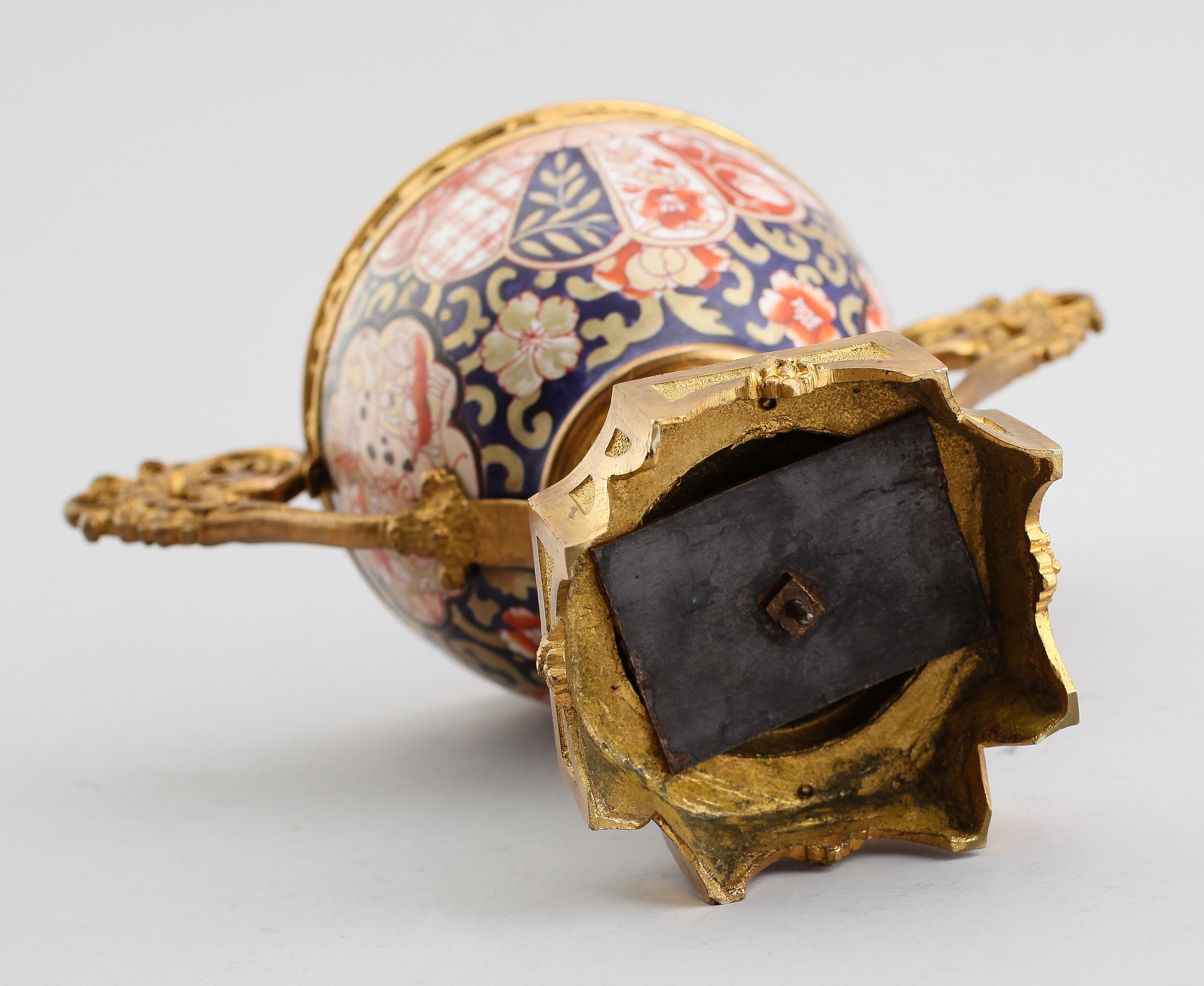 LOCKURNA, porslin, Imari, 1900-talets första hälft.