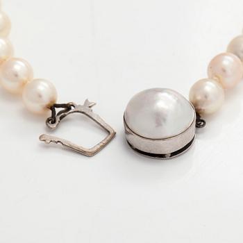 Helminauha, japanilaiset barokkihelmet, lukko 18K valkokultaa.