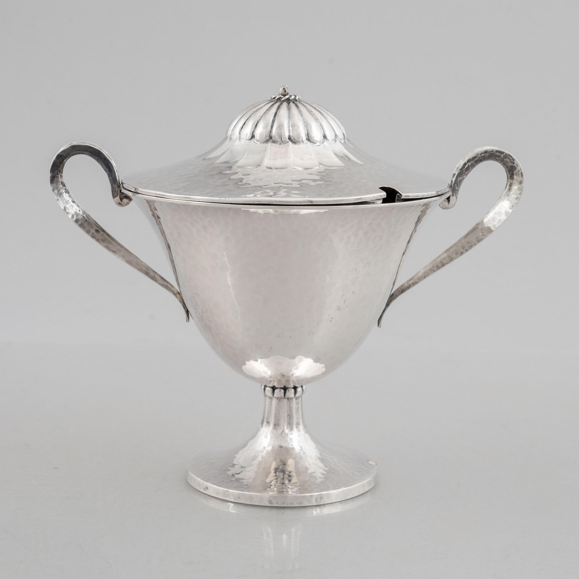 A silver sugar bowl with lid, Swedish import mark Sam Pettersson, Linköping 1923.