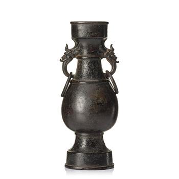 920. A bronze vase, Ming dynasty (1368-1644).