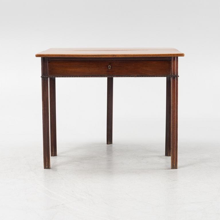 A mahogany veneer card table, late 18th century.