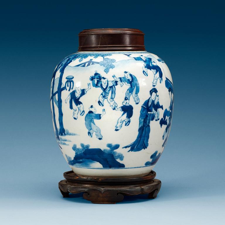 A blue and white jar, Qing dynasty, Kangxi (1662-1722).