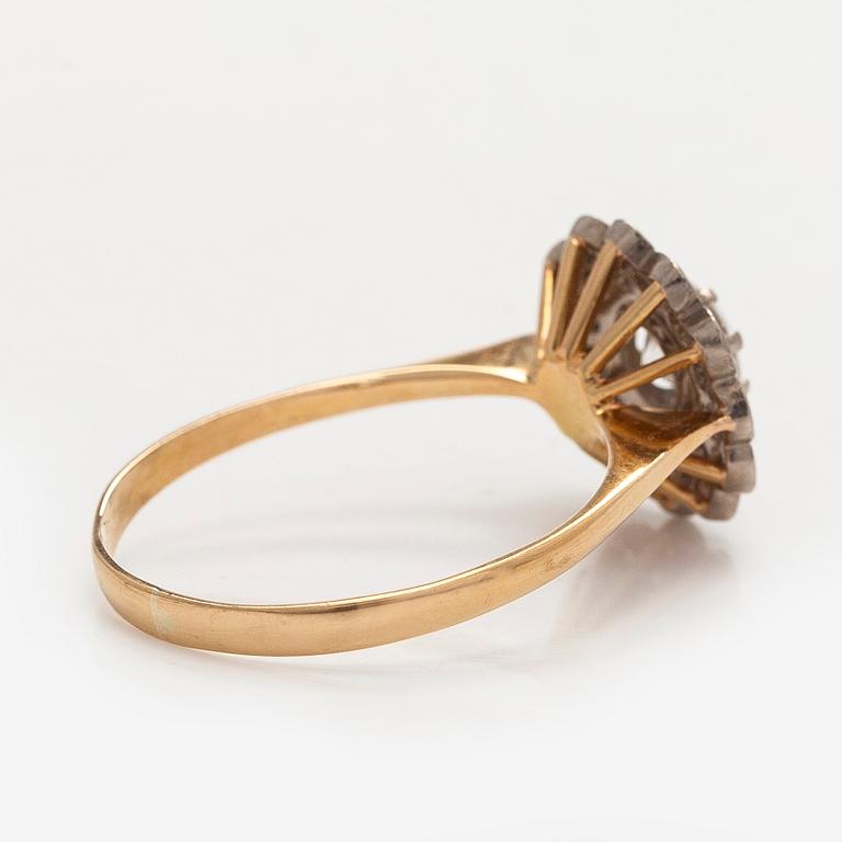 An 18K gold carmosé ring with brilliant cut diamond and octagon-cut diamonds.