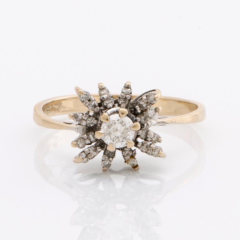 RING 18K whitegold 1 brilliant-cut diamond approx 0,25 ct and single-cut diamonds.