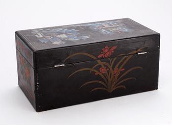 LACKSKRIN, 2 st, bemålade, Kina, 1900-tal.