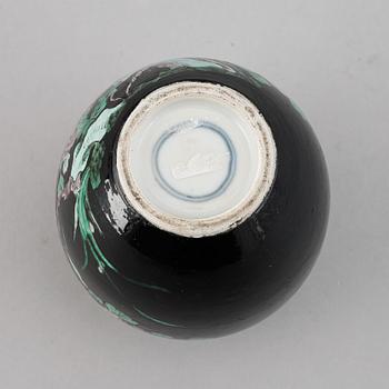 A famille noire jar, late Qing dynasty.