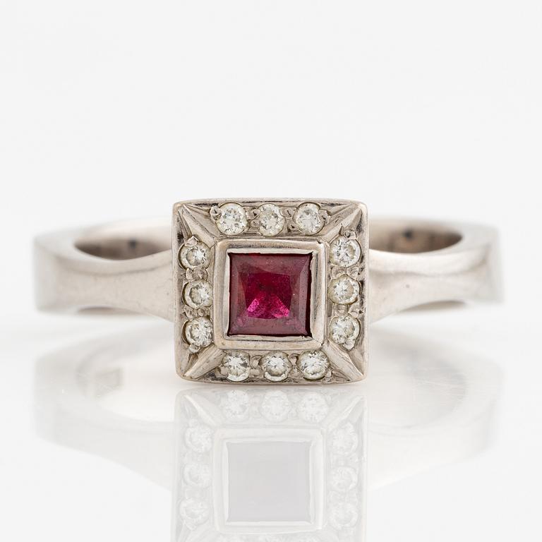 Ring, 18k white gold with a carré-cut ruby and brilliant-cut diamonds.