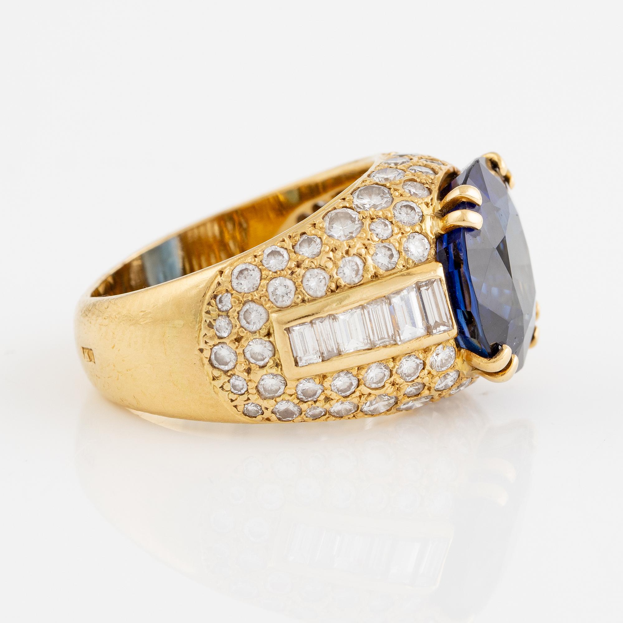 Ring 18K guld med en fasettslipad safir.