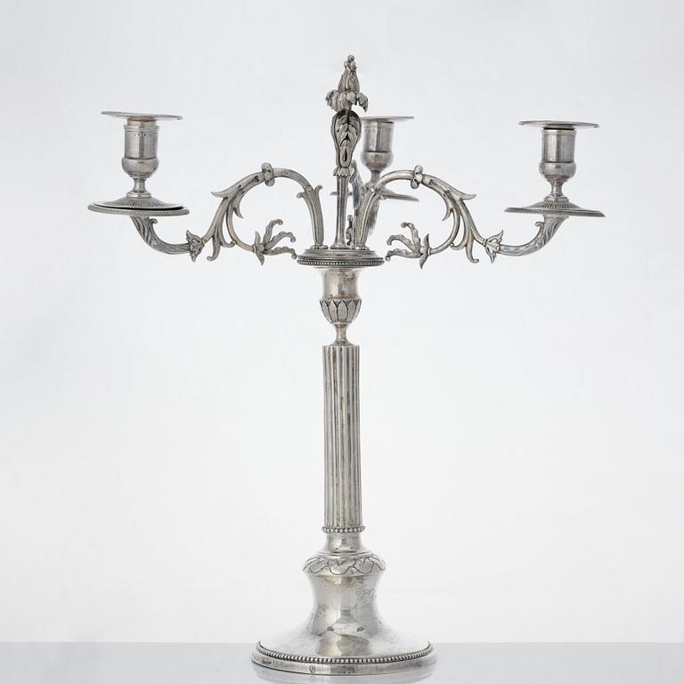Anders Isleben, kandelabrar för tre ljus, ett par, silver, Norrköping 1793. Gustavianska.