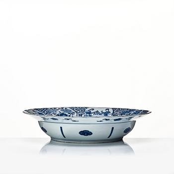 A blue and white dish, Qing dynasty, Kangxi (1662-1722).