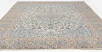 A signed Kashan carpet, approx. 436 x 314 cm.