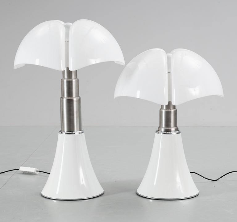 GAE AULENTI, bordslampor, ett par "Pipistrello", för Martinelli Luce, Italien.