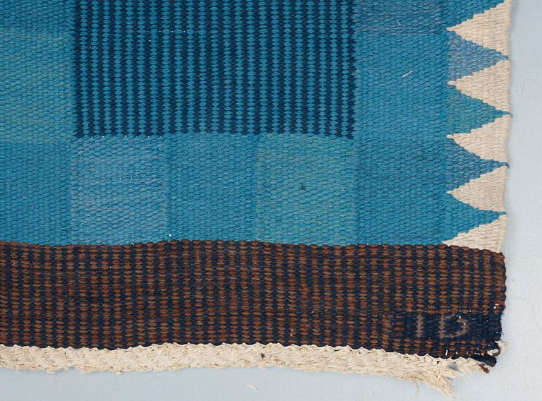 CARPET. Flat weave (rölakan) 552 x 289,5 cm. Signed MHF ID.