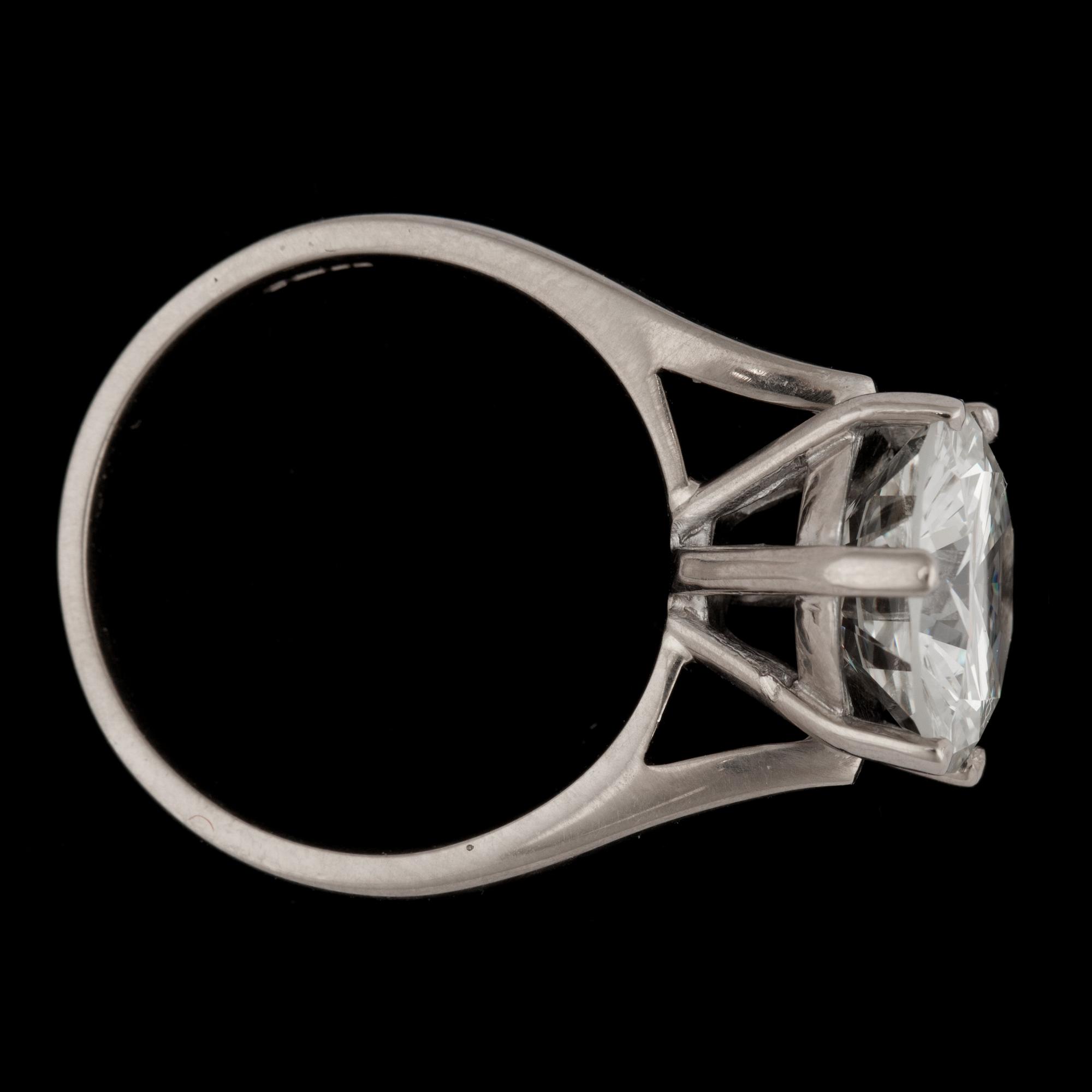 A brilliant cut diamond ring, 4.52 cts.