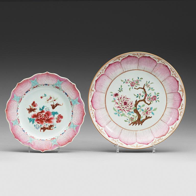 TALLRIKAR, 10 stycken, samt FAT, snarlikt, porslin, lotusdekor. Qingdynastin, Qianlong (1736-1795).