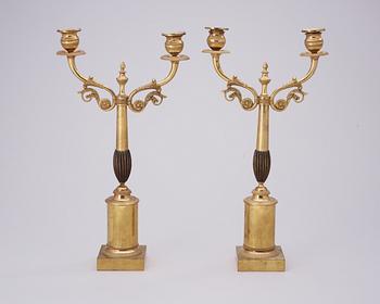 KANDELABRAR, för två ljus, ett par. Sverige, 1800-talets början. Empire.