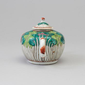 A chinese tea pot, early 20th Century.