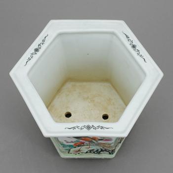 BLOMKRUKA / YTTERFODER, porslin, Kina. 1900-talets andra hälft.