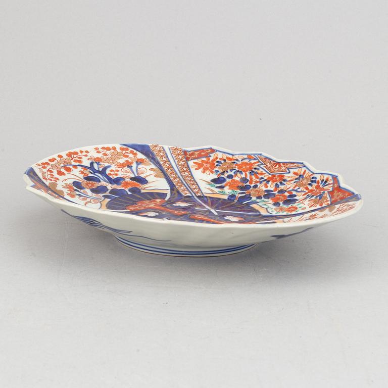 A Japanese porcelain dish, 19th century.