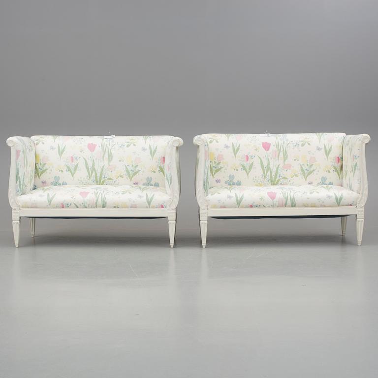 SOFFOR, ett par, gustaviansk stil, 1900-tal.