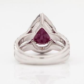 Sormus, 18K valkokultaa, timantteja n. 1,84 ct yht ja rubiini n. 3.50 ct.