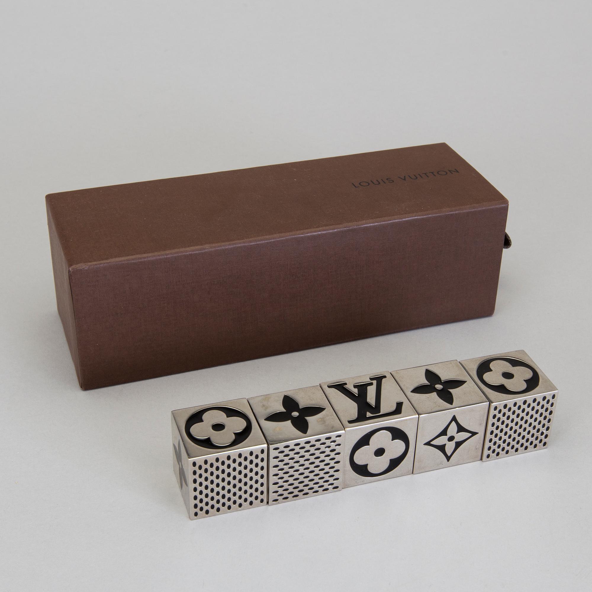 Five piece magnetic Louis Vuitton Monogram cube game dice. - Bukowskis