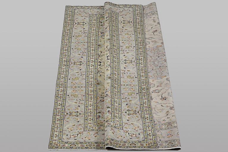 A carpet, Kashan, ca 353 x 247 cm.