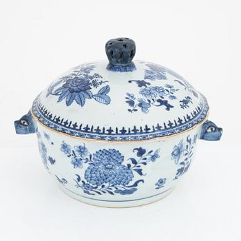 Terrin med lock, porslin, Qingdynasti, Kina, omkring 1800.