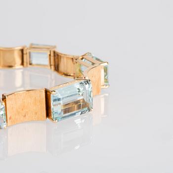 ARMBAND, 14 K guld med trappslipade akvamariner.