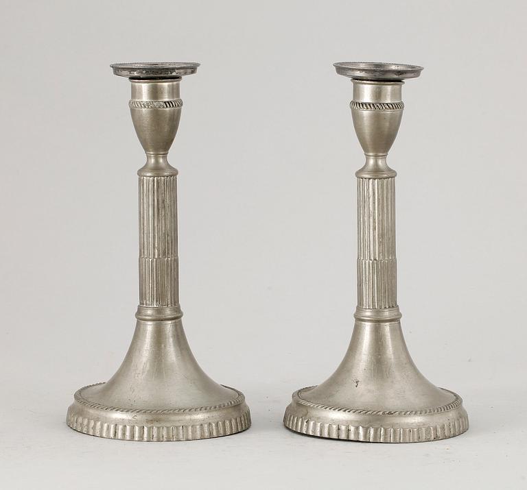 LJUSSTAKAR, ett par, tenn, gustavianska, Carl Gustaf Malmborg, Stockholm (1767-1806).