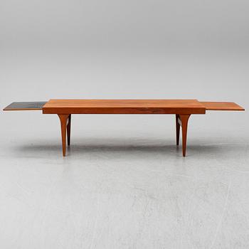 JOHANNES ANDERSEN, a teak veneered coffee table from CFC, Silkeborg, Denmark, 1950's/60's.