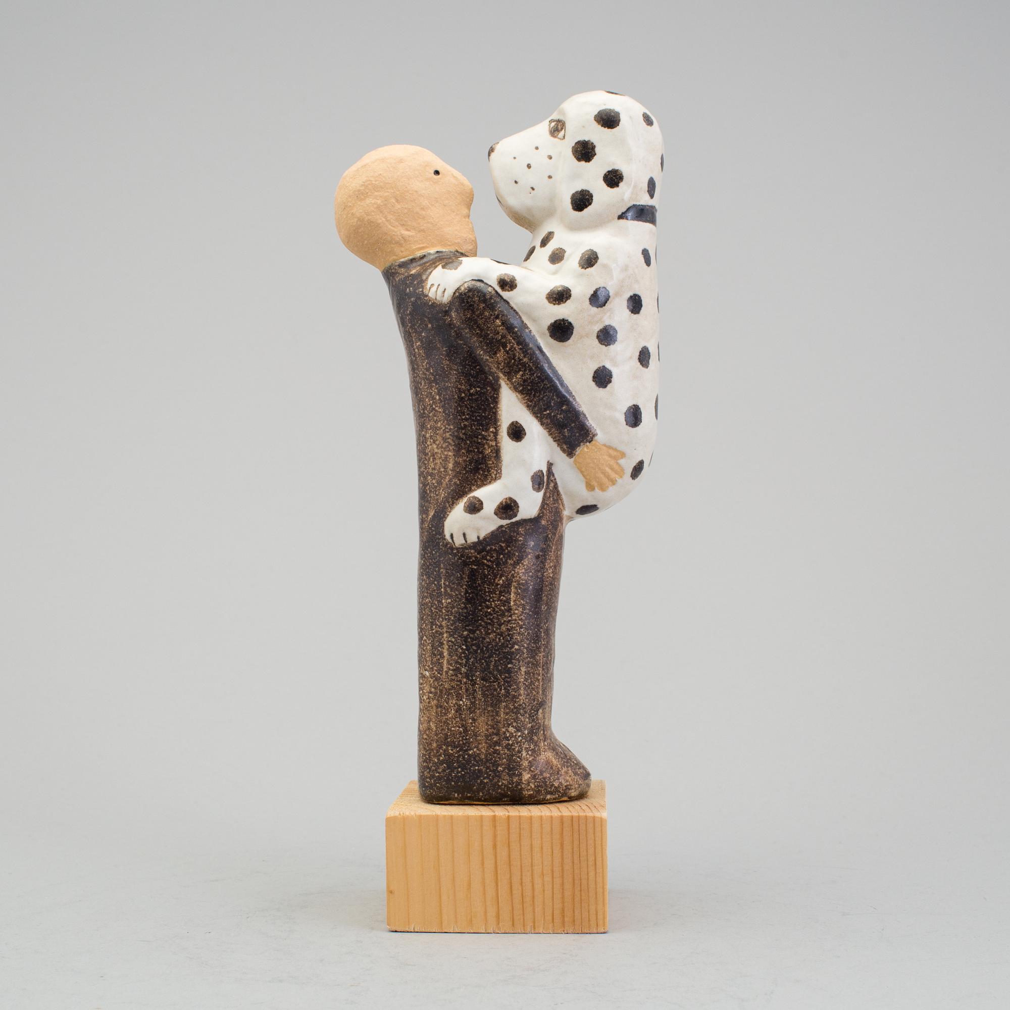LISA LARSON, figurin i stengods "Mannen med hunden". K-studion i Gustavsberg. Numrerad 537/600.